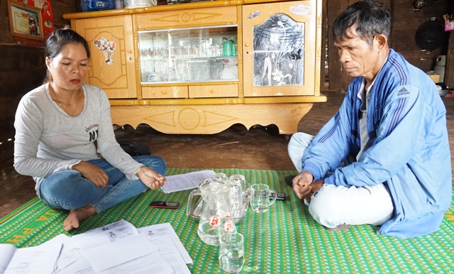 Ông Y Hrah và chị H’Gin buồn rầu vì mất hết tài sản. 