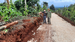 Người dân thôn 5, thôn 6a xã Ea Răl, huyện Ea H’leo hiến đất, đóng tiền làm đường giao thông nông thôn.