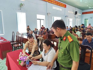 Hội Nông dân tỉnh phối hợp với Công an xã Krông Na huyện Buôn Đôn tích cực vận động hội viên, nông dân tham gia góp ý Hiến Pháp qua phần mềm VNeID